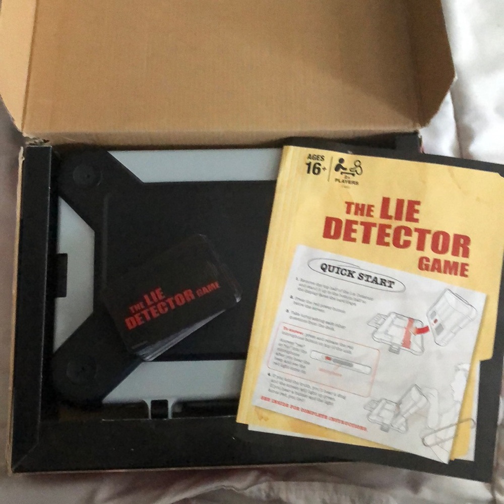 The Lie Detector Game - Black and Red - Picture 4 of 7